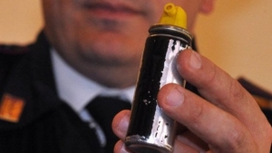 Spruzza spray al peperoncino in discoteca, denunciato un 20enne
