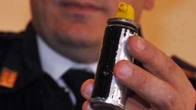 Spruzza spray al peperoncino in discoteca, denunciato un 20enne