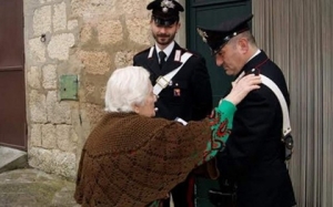 Pineto, truffano un'anziana ma cadono nella rete dei Carabinieri