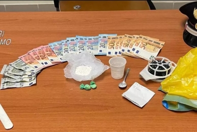 Sorpreso mentre cede una dose di cocaina, pusher denunciato