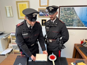Pineto, i Carabinieri scoprono un chilogrammo di cocaina pura abbandonato sulla battigia