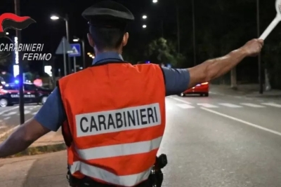 Prova a disfarsi della cocaina e colpisce un Carabiniere per fuggire