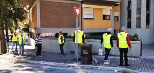 Ascoli Piceno - Gli "Angeli del Bello" di nuovo in azione, pulito dalle scritte il muro di via Rigant&egrave;