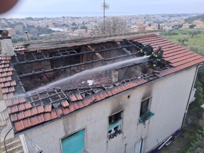 Tortoreto, palazzina a fuoco: tutti salvi, trovato morto il cane di famiglia