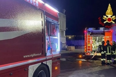 Incendio in un capannone di rifiuti a Macerata, domato dai Vigili del fuoco