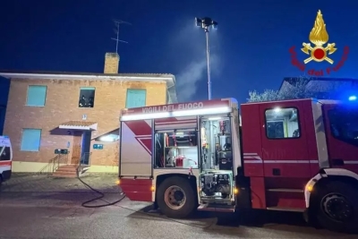 Scoppia l'incendio in un appartamento, soccorsa una persona