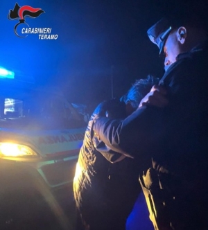 Pineto, giovane donna tratta in salvo sui binari: decisivo l&rsquo;intervento dei Carabinieri