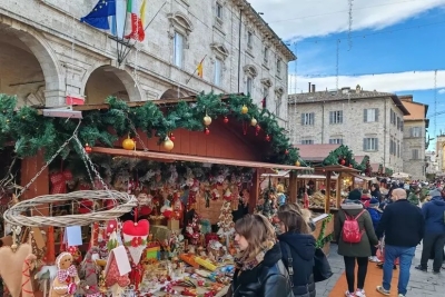Ascoli presa d'assalto per la Fiera di Natale e il volo virtuale