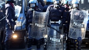 Polizia di Stato aggredita a Milano e Ascoli. Romano (SIULP): &ldquo;I poliziotti sono stanchi di rischiare di trovarsi a dover decidere tra un processo o una lama nella schiena. Chiediamo al Ministro Piantedosi di ascoltarci urgentemente&rdquo;