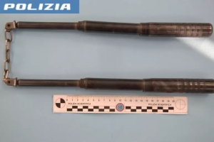 Impugna un nunchaku durante una lite in strada, denunciato
