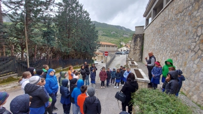 Bambini piantano i semi di Calvino in occasione della Giornata della Terra