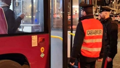 Picchiato con un tirapugni sul pullman nel Fermano, due denunciati