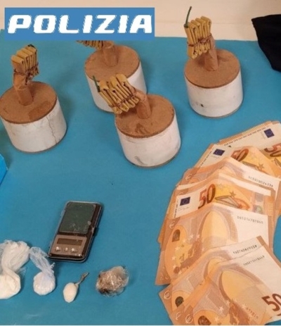 Droga e 4 bombe carta nascoste nella casa della compagna, la Polizia denuncia una 30enne