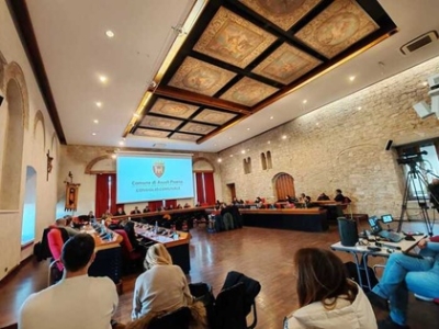 Ad Ascoli Piceno serrande chiuse e vetrine spente, l'opposizione suona l'allarme