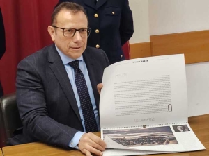 Calendario 2026 della Polizia presentato ad Ascoli Piceno, i proventi in beneficenza