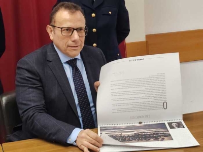 Calendario 2026 della Polizia presentato ad Ascoli Piceno, i proventi in beneficenza