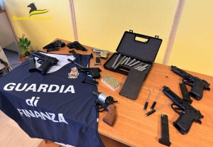 Fabbricazione illegale di armi da fuoco, scatta l'arresto