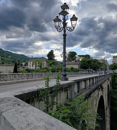 Minaccia di lanciarsi nel vuoto dal ponte, salvato dalla Polizia locale