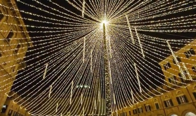 Natale ad Ascoli Piceno, il centro storico avvolto dalle luminarie