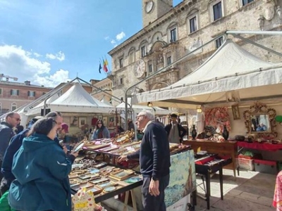 Mercatino dell'Antiquariato ad Ascoli Piceno, appassionati e turisti in città