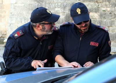 Anziano trovato in stato confusionale lungo la Statale, soccorso dalla Polizia