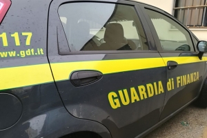 Maxi sequestro di sigarette di contrabbando al porto, un denunciato