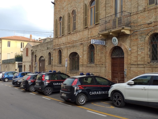 Offida - Vuole farla finita, ma viene salvato dai carabinieri