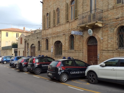 Offida - Vuole farla finita, ma viene salvato dai carabinieri