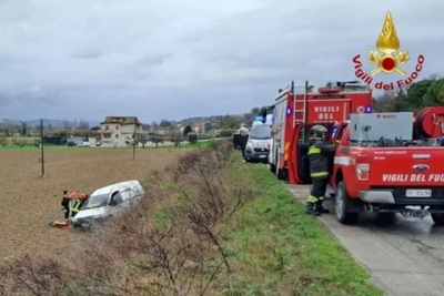 Incidente fra un'auto e un furgone nel Fermano, tre le persone rimaste coinvolte