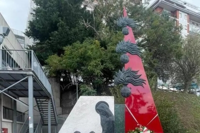 Sul Monumento ai Caduti fiori per i tre carabinieri morti