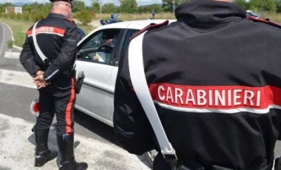 Guida senza patente, si spaccia per il fratello e risulta in possesso di cocaina