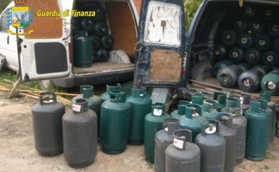 Sequestrate 95 bombole di gpl domestico stoccate illegalmente