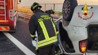 L'auto si ribalta in A14, deceduto il conducente