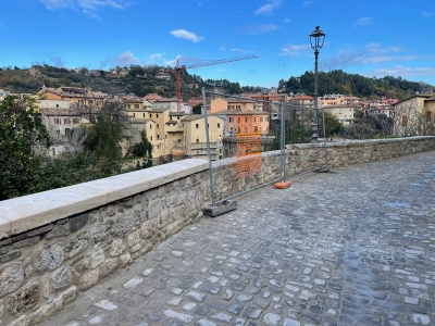 Ascoli Piceno - Ringhiere nella storica rua delle Stelle, è polemica