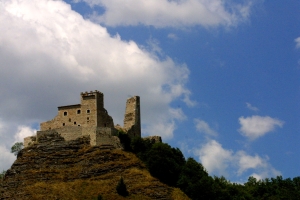 CACCIA AI TESORI ARANCIONI: IL TOURING CLUB ITALIANO INVITA ALLA PI&Ugrave; GRANDE CACCIA AL TESORO IN CONTEMPORANEA IN TUTTA ITALIA