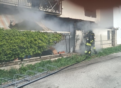 Grave incendio in via Adriatica a Roseto degli Abruzzi