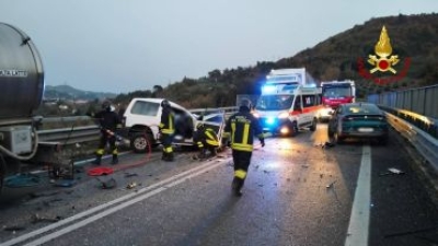 Ascoli Piceno - Tragedia in Superstrada: schianto fatale, un morto e due feriti