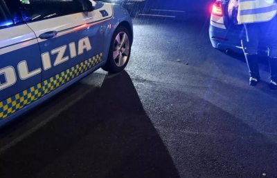 Cade con la moto e viene investito da due auto, morto un 48enne