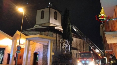 San Benedetto, crocefisso pericolante rimosso dai vigili del fuoco