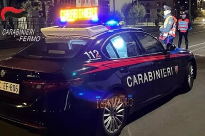 Non si ferma all'alt, dopo la fuga trovato con cocaina e coltello