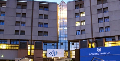 Fiamme dal divano, anziano trasportato all'ospedale di Torrette per intossicazione da monossido di carbonio