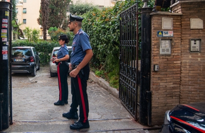 Giovane trovato morto davanti al computer, indossava una maschera antigas