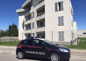 Accoltella la vicina di casa alla schiena dopo una lite per futili motivi