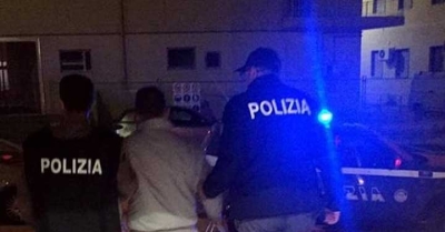 Entra all’interno di una proprietà’ privata e colpisce i poliziotti intervenuti per controllare: arrestato ventenne con precedenti di polizia