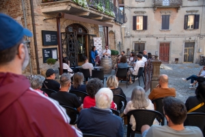 Domenica 20 luglio a Ripatransone torna &ldquo;Rassegn&agrave;ti. Piccolo Festival di letteratura&rdquo;: appuntamento con la presentazione del libro &ldquo;Le colline di fronte. Vita di Tullio Pericoli&rdquo; della scrittrice Silvia Ballestra.