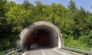 Comunanza - Riapre la galleria di Croce di Casale, sospiro di sollievo per la viabilit&agrave; dell'entroterra