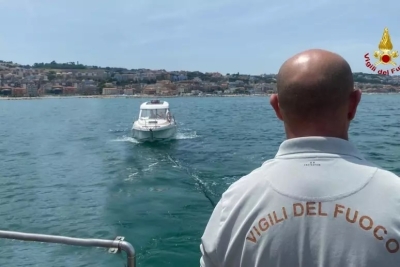 Barca in avaria a 500 metri dalla costa, ricondotta al molo