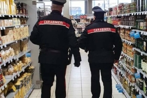 Ha il foglio di via ma ruba nel supermercato, denunciato