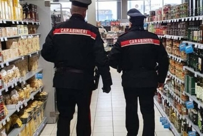Ha il foglio di via ma ruba nel supermercato, denunciato