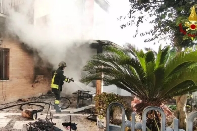 Incendio in una veranda a Porto Sant'Elpidio, chiusa la statale Adriatica